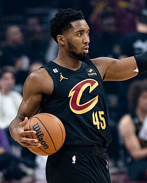 Archivo:Donovan mitchell directing traffic vs Lakers 2022 (cropped)
