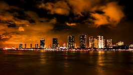 Archivo:Downtown Honolulu at Night (34412400633)