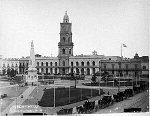 Archivo:El Cabildo y la Policía