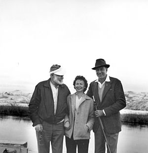 Archivo:Ernest Hemingway, Clara Spiegel, and Gary Cooper, Silver Creek, Idaho, January 1959