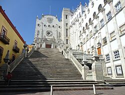 Archivo:Escalinatas Universidad de Guanajuato 000000354825