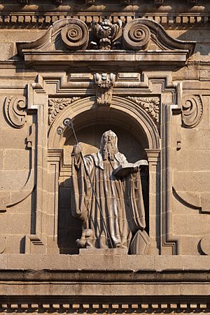 Archivo:Estatua no frontal do Mosteiro de San Salvador de Celanova - Galicia (España)