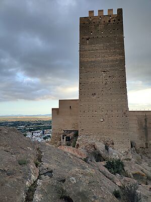 Archivo:Fachada norte de la Torre del Homenaje del Castillo de Alhama