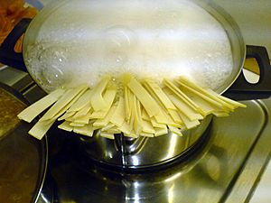 Archivo:Flickr - cyclonebill - Pasta (1)
