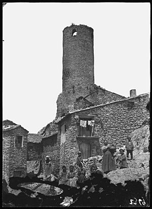 Archivo:Grup de dones i nens davant d'una de les torres de defensa d'Alsamora
