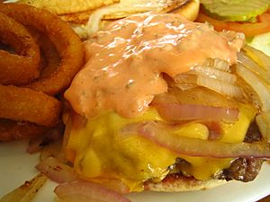 Archivo:Hamburger topped with grilled onions, cheese and russian dressing