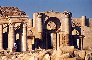 Archivo:Hatra ruins