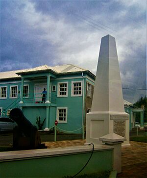 Archivo:Hito que recuerda el sitio por donde llegaron los ingleses por en 1625 (Holetown, parroquia de Saint James).