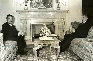 Archivo:IICCR BA572 Bülent Ecevit and Nicolae Ceaușescu
