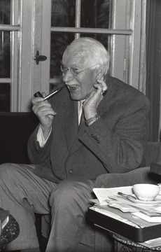 Archivo:Interview with C. G. Jung in Küsnacht (Carl Gustav Jung), Swiss psychiatrist, depth psychologist 4 (cropped)
