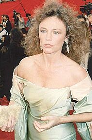 Archivo:Jaqueline Bisset on the red carpet at the 1989 Academy Awards2