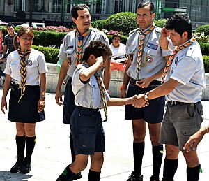 Archivo:Leaders welcoming boy into Mexico Scouting