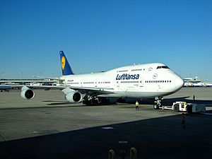Archivo:Lufthansa Boeing 747-400 (D-ABVU) at Denver International Airport (1)
