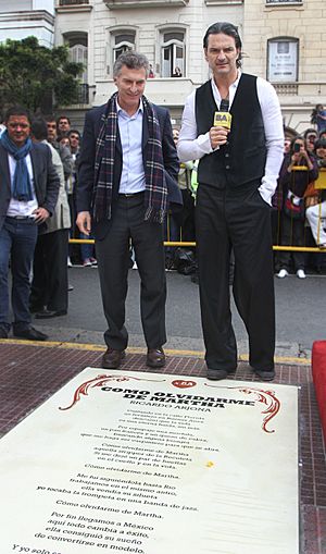 Archivo:Mauricio Macri presentó un baldosón en homenaje a Ricardo Arjona