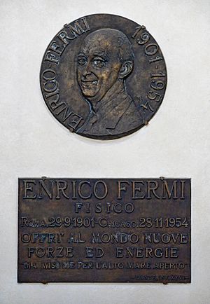 Archivo:Memorial plaque in honour of Enrico Fermi in the Basilica Santa Croce, Florence. Italy