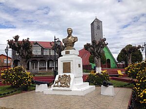 Archivo:Monumento a Galvarino Riveros Cárdenas