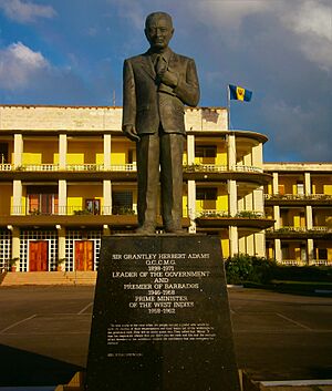 Archivo:Monumento a Grantley Adams frente a las oficinas del Primer Ministro (Bridgetown)