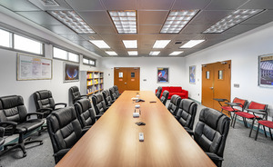 Archivo:NOIRLab HQ Conference Room ( V8A4834-CC)f