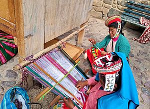 Archivo:Ollantaytambo Peru- Quechua women weaving