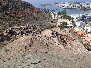Archivo:Panorámica del yacimiento arqueológico y Playa de Mogán