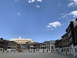 Plaza del Coso y Castillo de Peñafiel de fondo