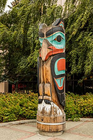 Archivo:Poste de Tótem, Anchorage, Alaska, Estados Unidos, 2017-09-01, DD 46