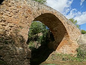 Archivo:Puente de Lences de Bureba sobre río Castil (2)