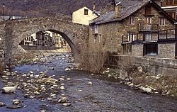 Archivo:Puente medieval en Esterri dAneu