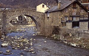 Archivo:Puente medieval en Esterri dAneu