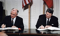 Archivo:Reagan and Gorbachev signing