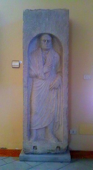 Archivo:Stele del liberto Lucius Caesellius Diopanes, Museo Archeologico Nazionale di Sarsina