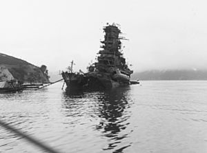 Archivo:Sunken Japanese battleship Haruna off Koyo, Etajima (Japan), on 8 October 1945 (80-G-351726)