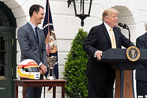 Archivo:The 2018 NASCAR Cup Series Champion Joey Logano Visits the White House (46960610304)