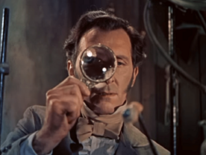 Archivo:The Curse Of Frankenstein (1957) trailer - Peter Cushing with magnifying glass