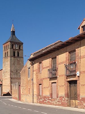 Archivo:Torre y casa tradicional en Villademor de la Vega