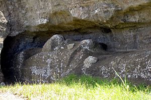 Archivo:Unfertiger Moai