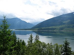 Archivo:Upper Arrow Lake BC