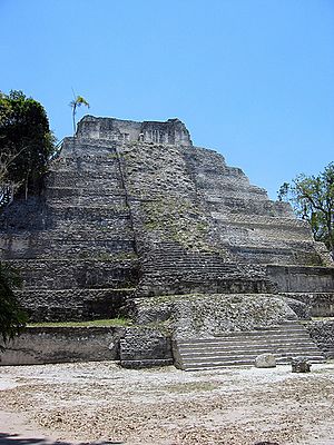 Archivo:Yaxhatemplo216
