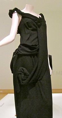 Archivo:Yohji Yamamoto polyester gown 1998