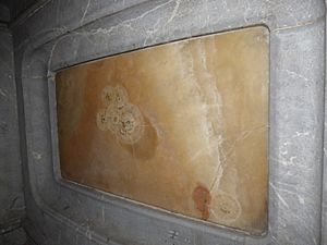 Archivo:20110306 impactos de bala en el retablo del altar mayor, lado del Evangelio, de la Basílica del Sagrado Corazón de Gijón
