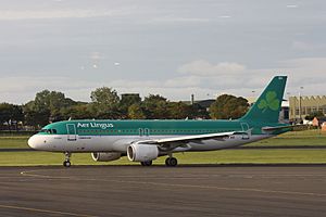 Archivo:Aer Lingus (EI-DEH), Belfast International, July 2011 (01)