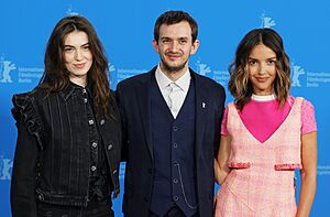 Archivo:Anamaria Vartolomei, Brandon Vlieghe and Lyna Khoudri at Berlinale 2024