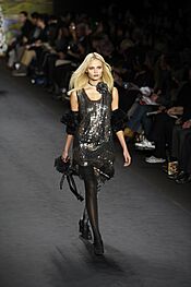 Archivo:Anna Sui Fall-Winter 2010 307