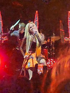 Archivo:Avril Lavigne performing at Caesars Windsor, 2022-05-12 02
