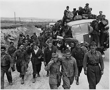 Archivo:Axis prisoners of war are herded out of the city as Allied armies enter Tunis. - NARA - 195472