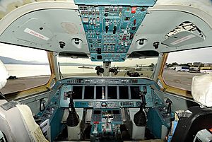 Archivo:Be-200. 21512. Cockpit. (4991989491)