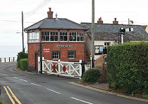Archivo:Blue Anchor signal box and crossing gates - geograph.org.uk - 1474745