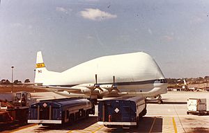 Archivo:Boeing 377-SG Super Guppy