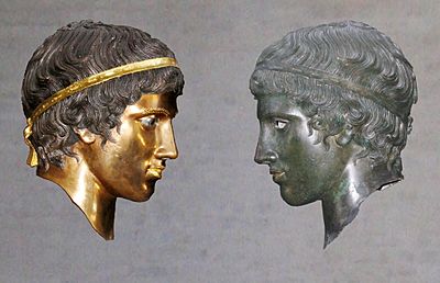 Archivo:Bronze head (Glyptothek Munich 457) with and without patina Bunte Götter exhibition