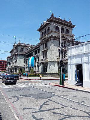Archivo:Costado del Palacio Nacional de Guatemala